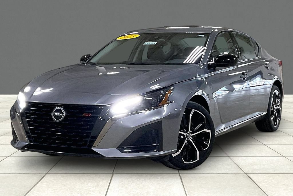 Used 2025 Nissan Altima 2.5 SR AWD/4WD image 2
