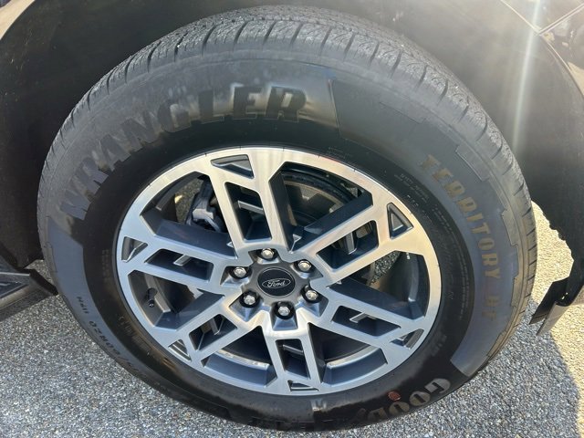 Certified 2025 Ford Expedition Active image 9