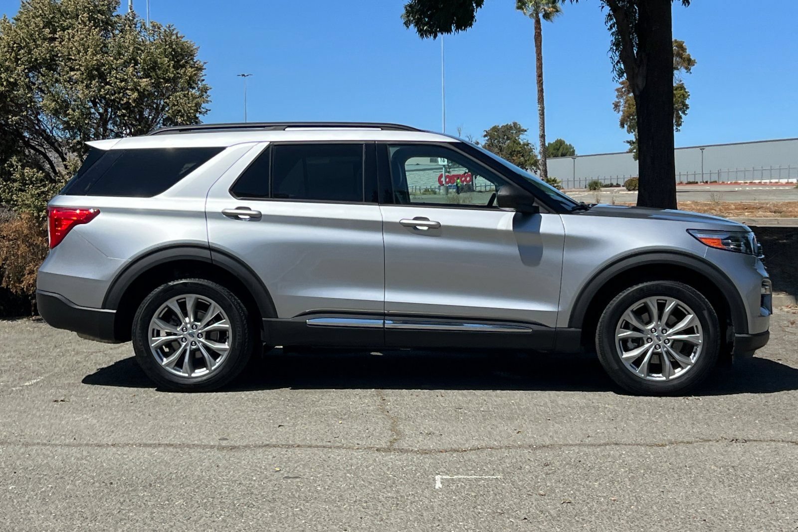 Certified 2023 Ford Explorer XLT w/ Equipment Group 202A AWD/4WD image 2