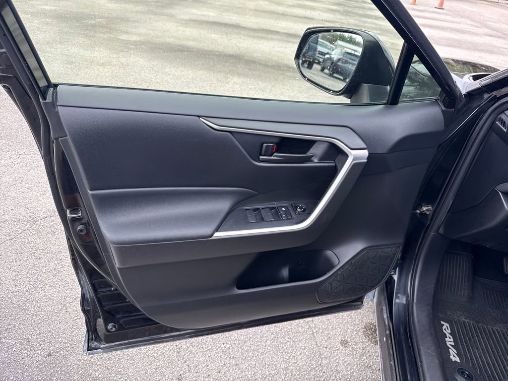 Used 2020 Toyota RAV4 LE image 12