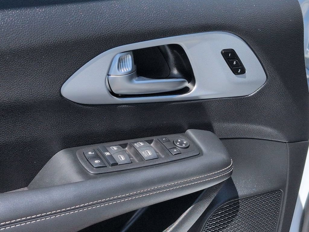 Used 2024 Chrysler Pacifica Limited FWD image 10