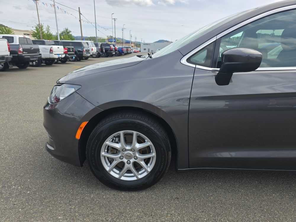 Used 2023 Chrysler Voyager LX FWD image 19