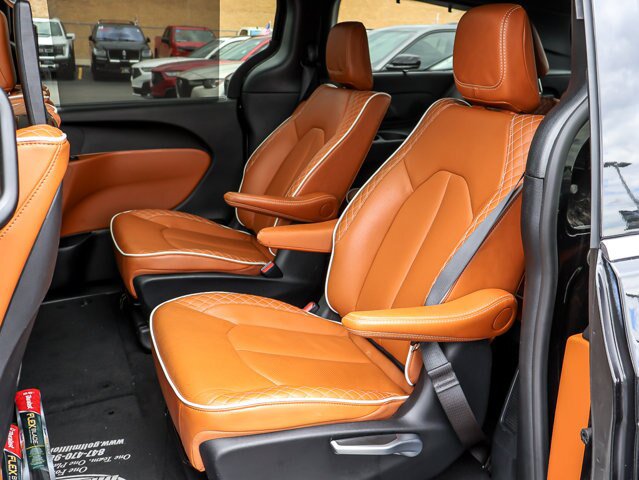 Used 2024 Chrysler Pacifica Pinnacle AWD/4WD image 17