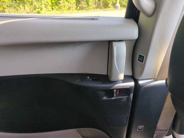 Used 2019 Chrysler Pacifica Touring-L FWD image 27