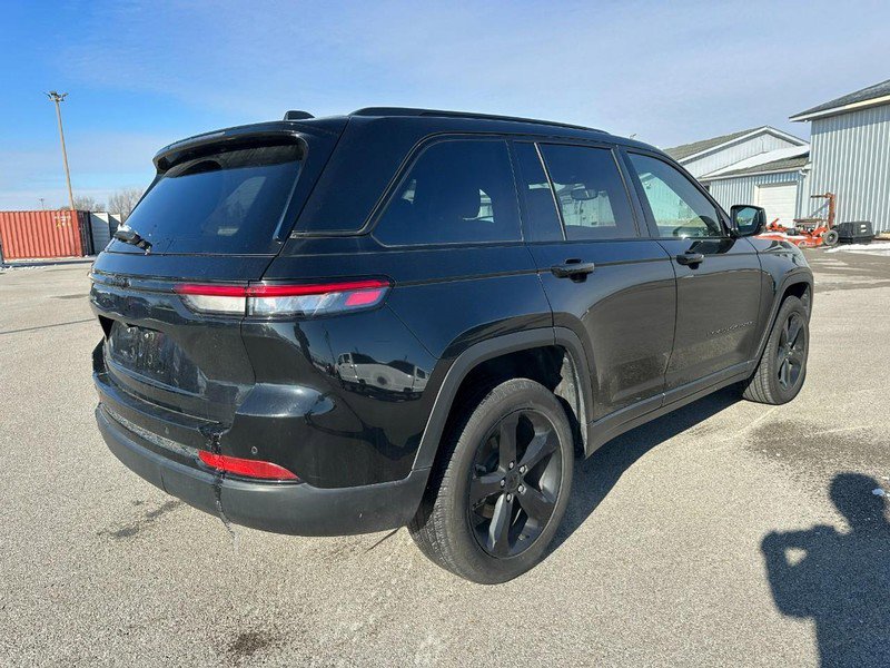 Used 2023 Jeep Grand Cherokee Laredo image 6