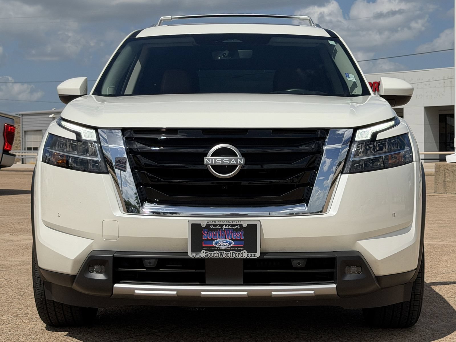 Used 2024 Nissan Pathfinder Platinum w/ Lighting Package (N92) AWD/4WD image 9