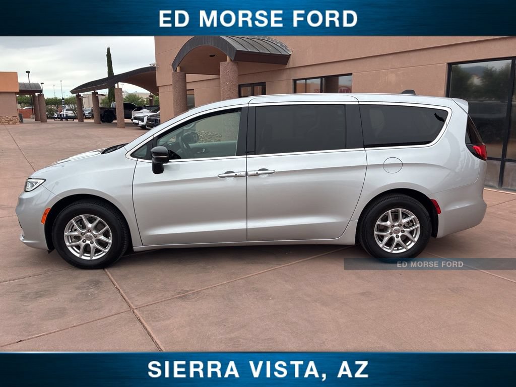 Used 2024 Chrysler Pacifica Touring-L FWD image 6