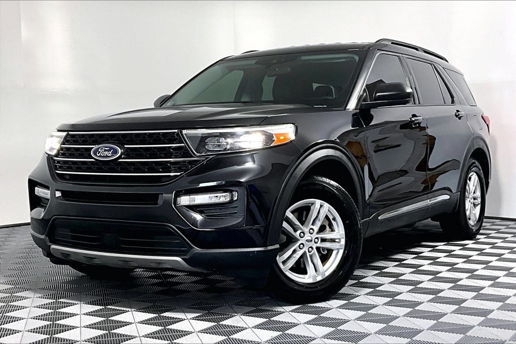 Certified 2024 Ford Explorer XLT w/ Equipment Group 202A RWD image 2