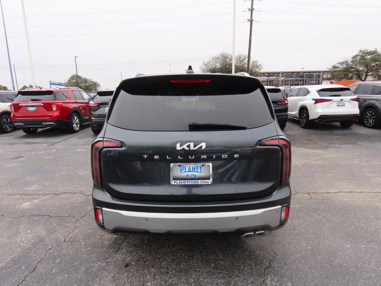 Used 2024 Kia Telluride EX w/ EX Captain's Chair Package image 4