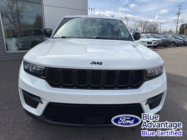 Used 2023 Jeep Grand Cherokee Altitude image 3