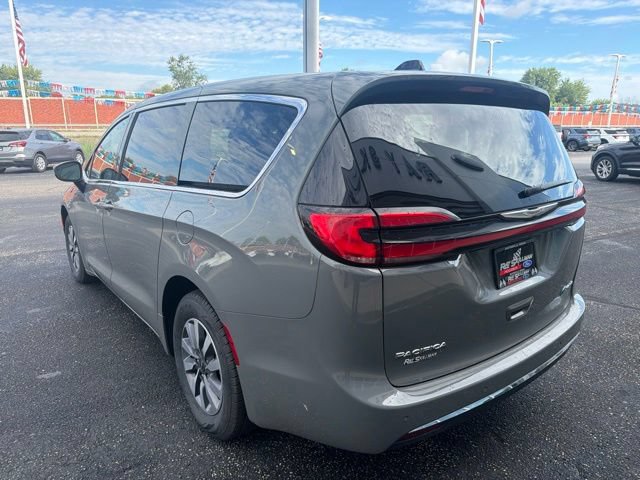 Used 2023 Chrysler Pacifica Touring-L FWD image 6