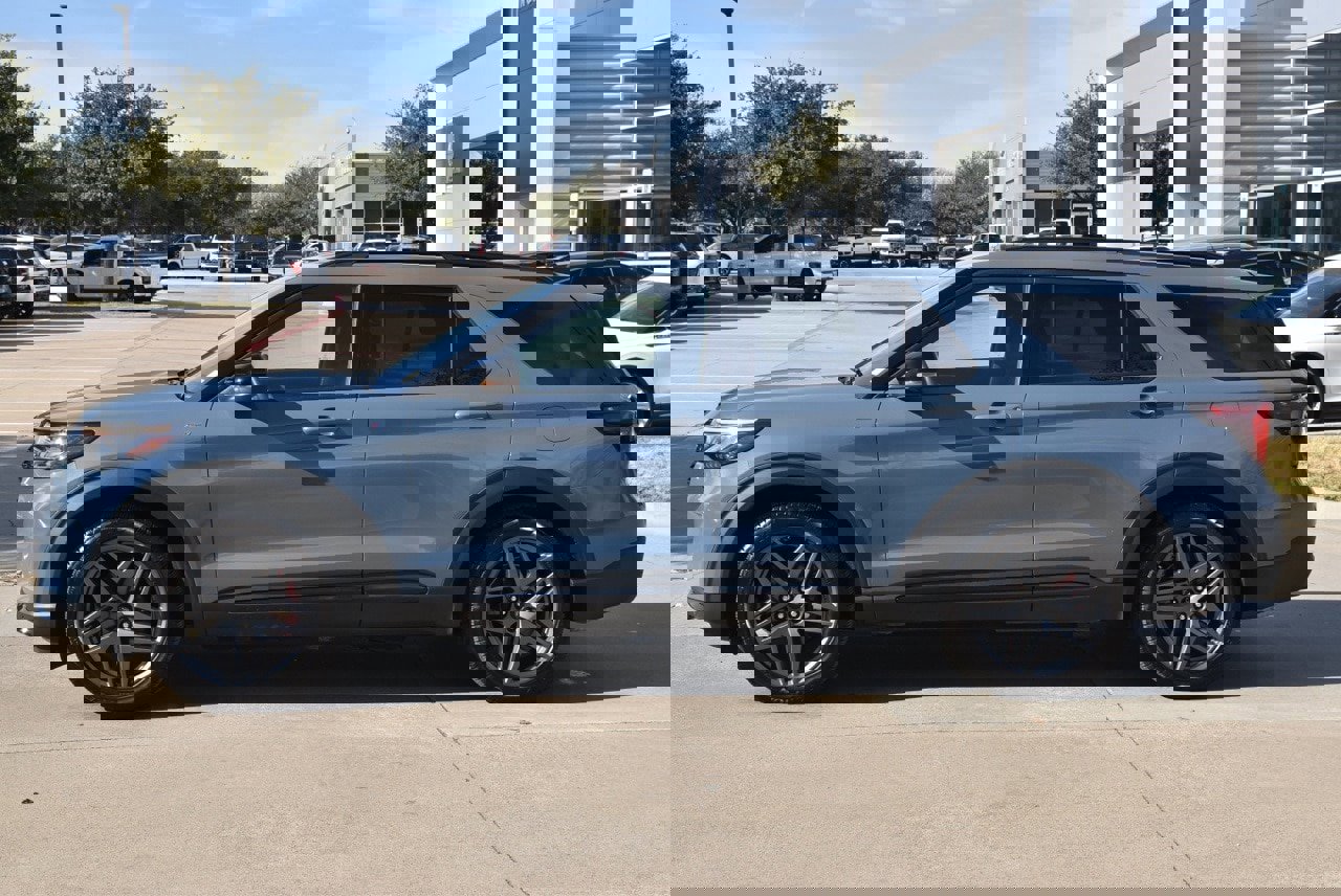 Certified 2025 Ford Explorer ST-Line w/ Premium Package image 4