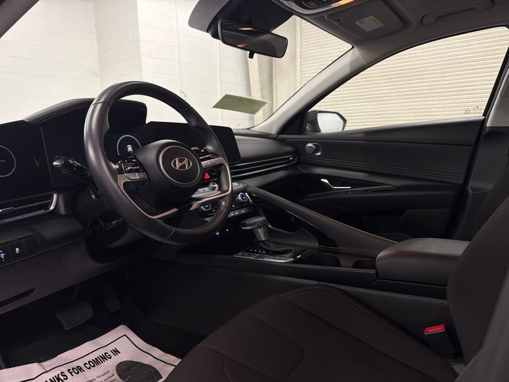 Used 2025 Hyundai Elantra SEL image 11