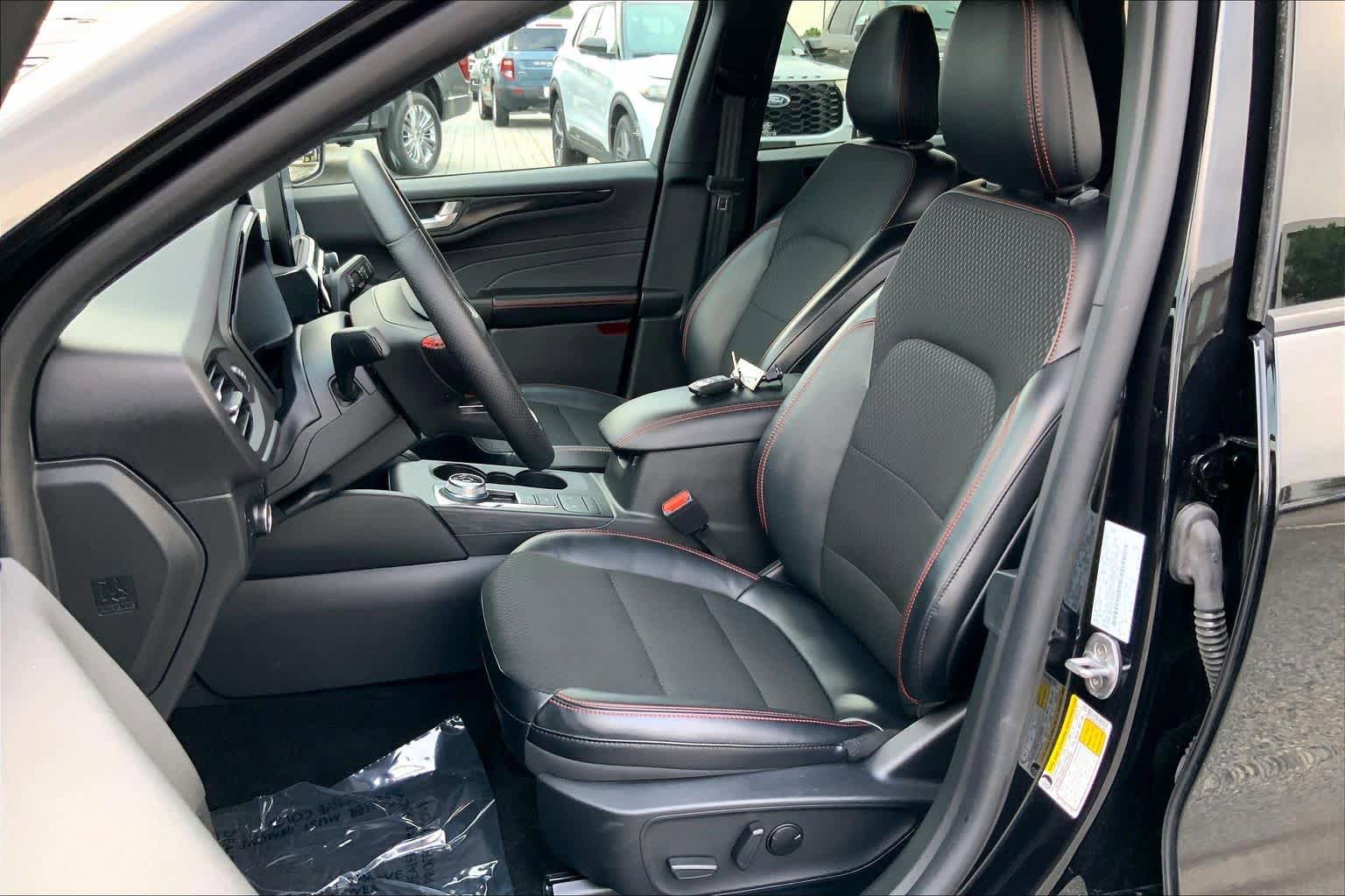 Certified 2025 Ford Escape ST-Line Select AWD/4WD image 8