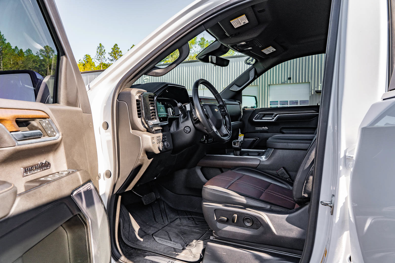 Used 2023 Chevrolet Silverado 1500 High Country w/ Technology Package AWD/4WD image 17