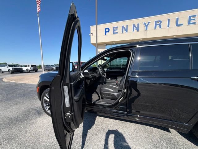 Used 2023 Jeep Grand Cherokee L Overland AWD/4WD image 9