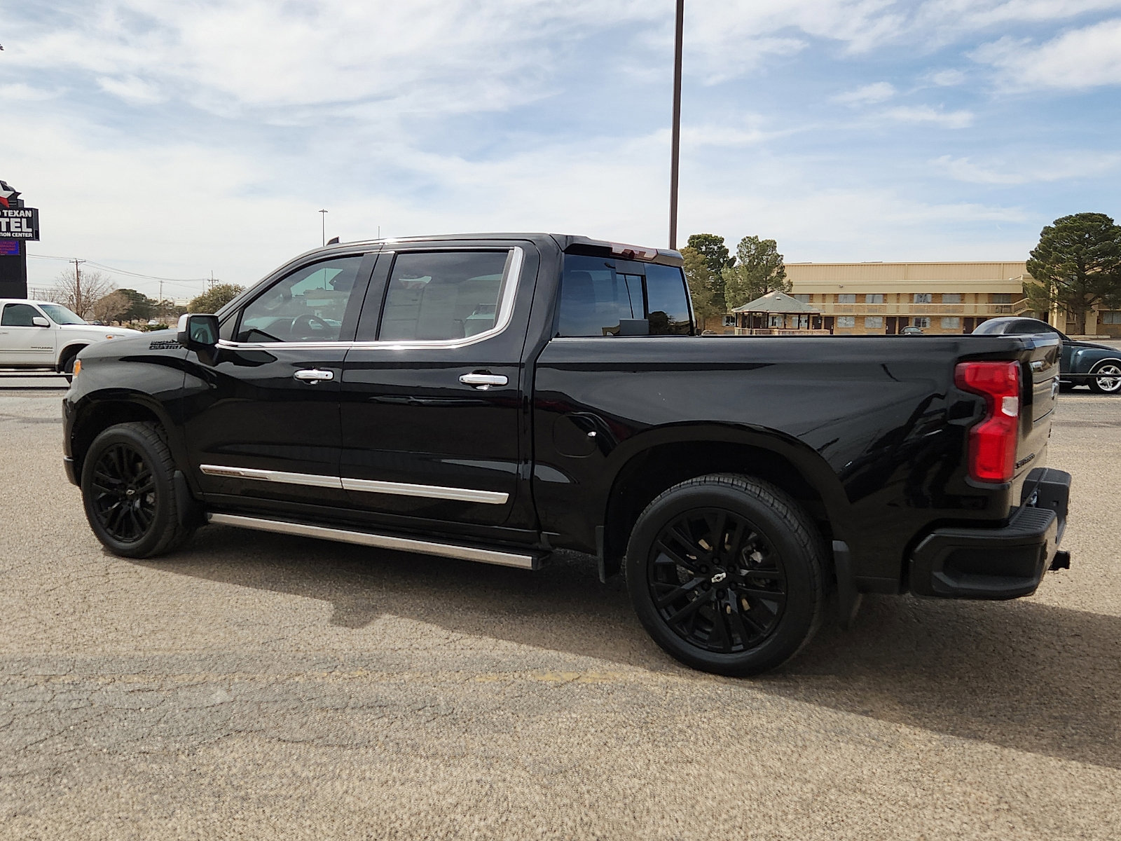 Used 2022 Chevrolet Silverado 1500 High Country image 2