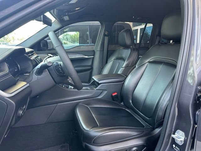 Used 2025 Jeep Grand Cherokee Limited RWD image 14