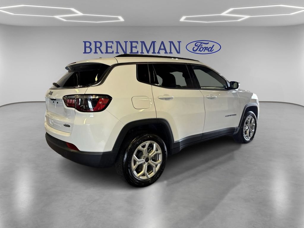 Used 2025 Jeep Compass Latitude AWD/4WD image 5