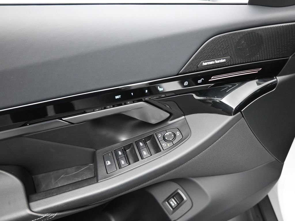 Used 2025 BMW 530i xDrive w/ Premium Package image 39