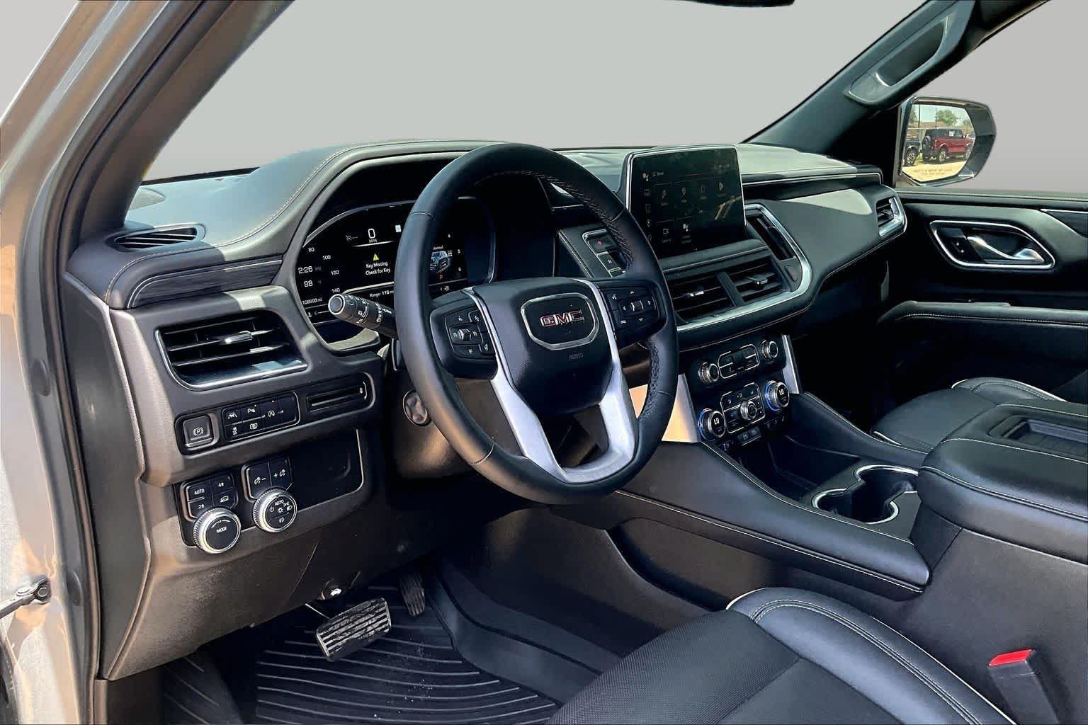 Used 2023 GMC Yukon XL SLT w/ SLT Luxury Package AWD/4WD image 18