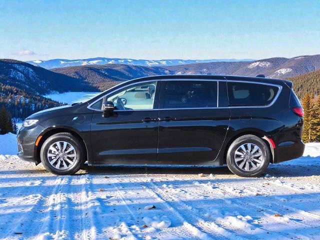 Used 2024 Chrysler Pacifica Select image 6