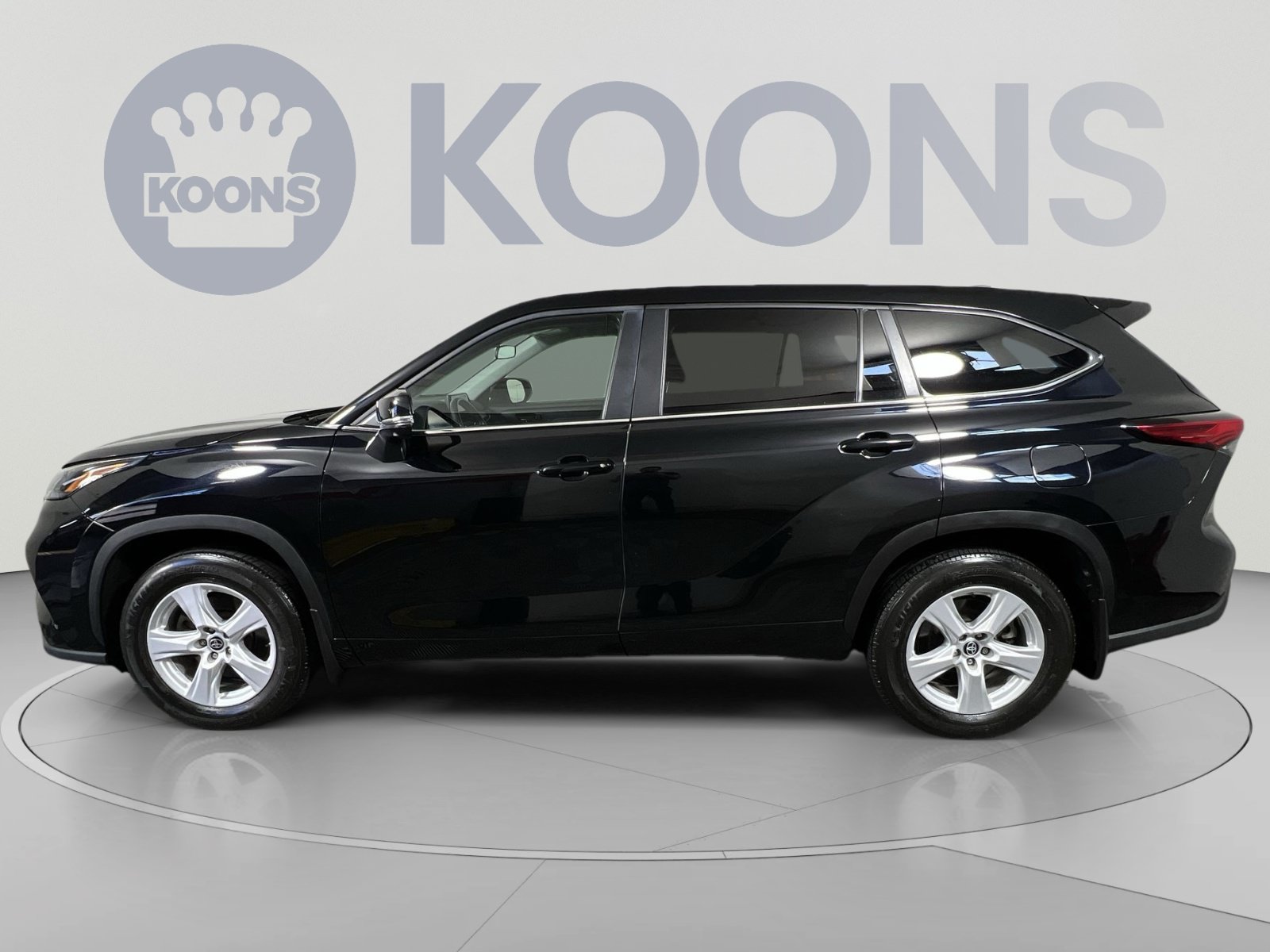 Used 2023 Toyota Highlander LE AWD/4WD image 7