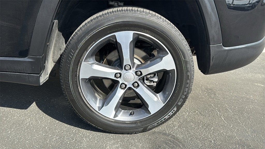 Used 2023 Jeep Grand Cherokee Limited image 9