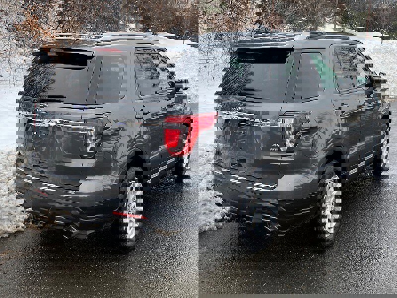 Certified 2018 Ford Explorer XLT w/ Equipment Group 202A image 5