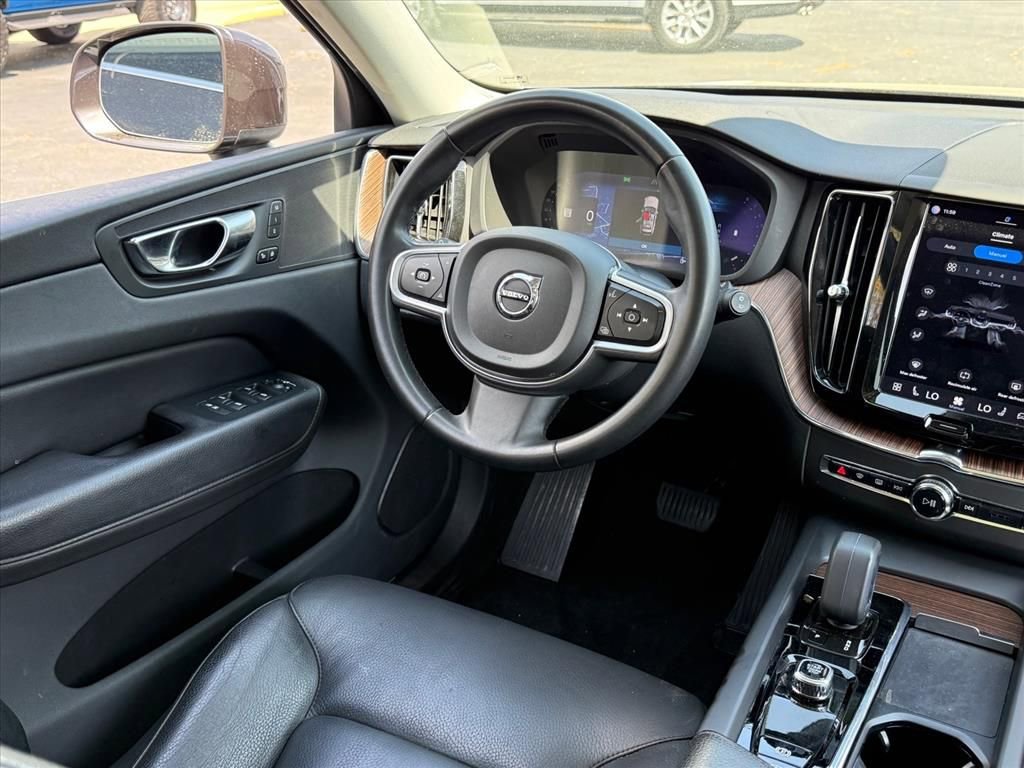 Used 2022 Volvo XC60 B5 Momentum AWD/4WD image 11