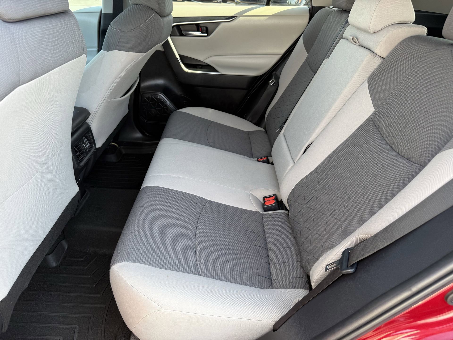 Used 2022 Toyota RAV4 XLE image 30