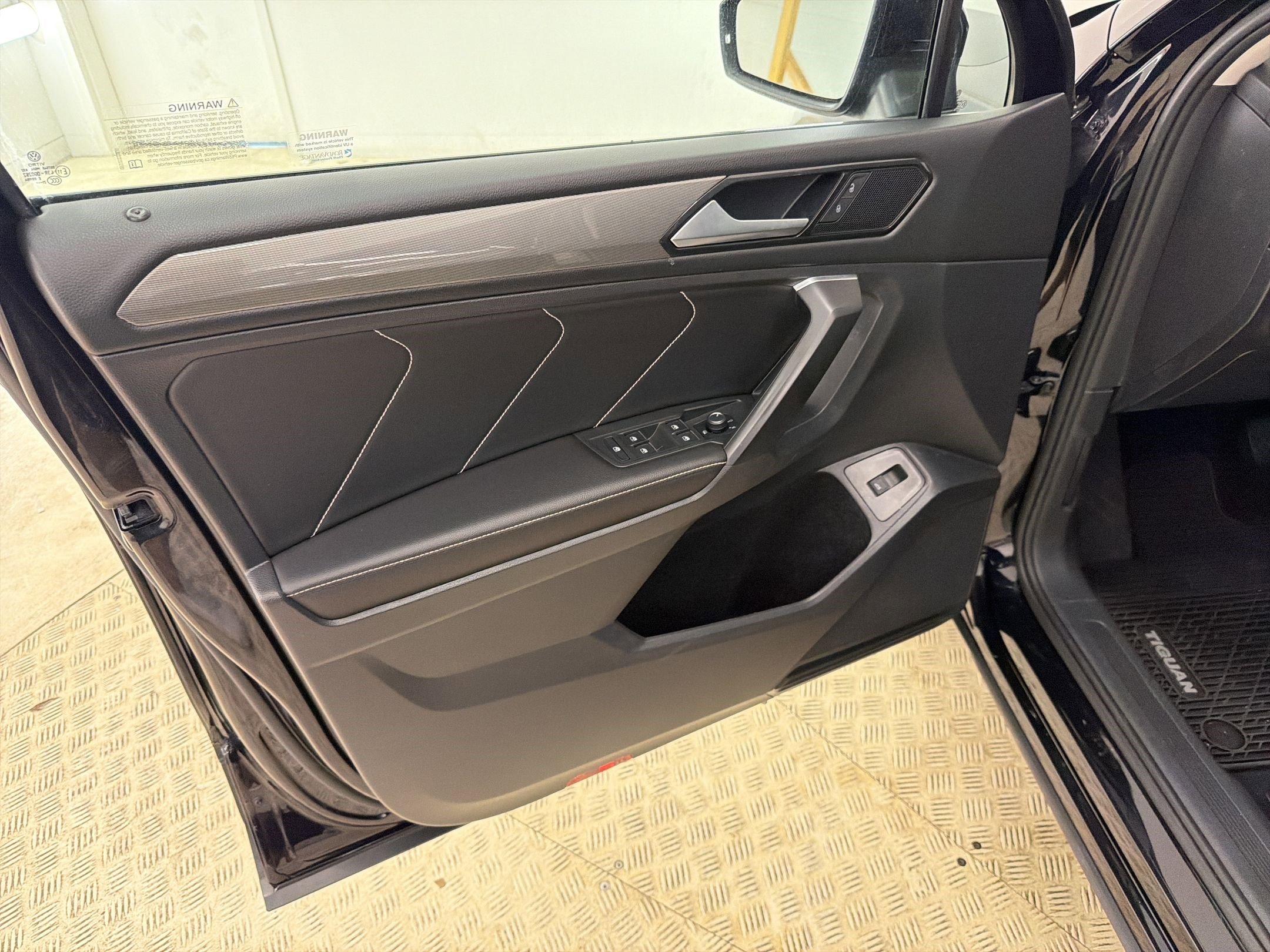 Used 2022 Volkswagen Tiguan SE w/ Panoramic Sunroof Package image 12