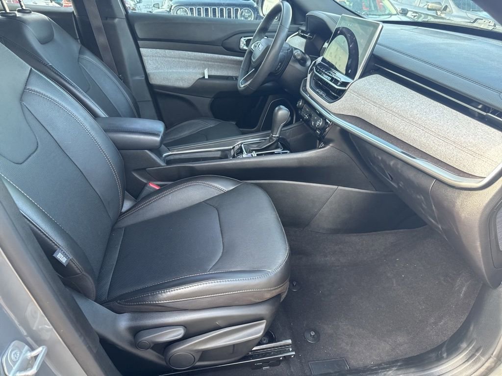 Used 2023 Jeep Compass Latitude image 36