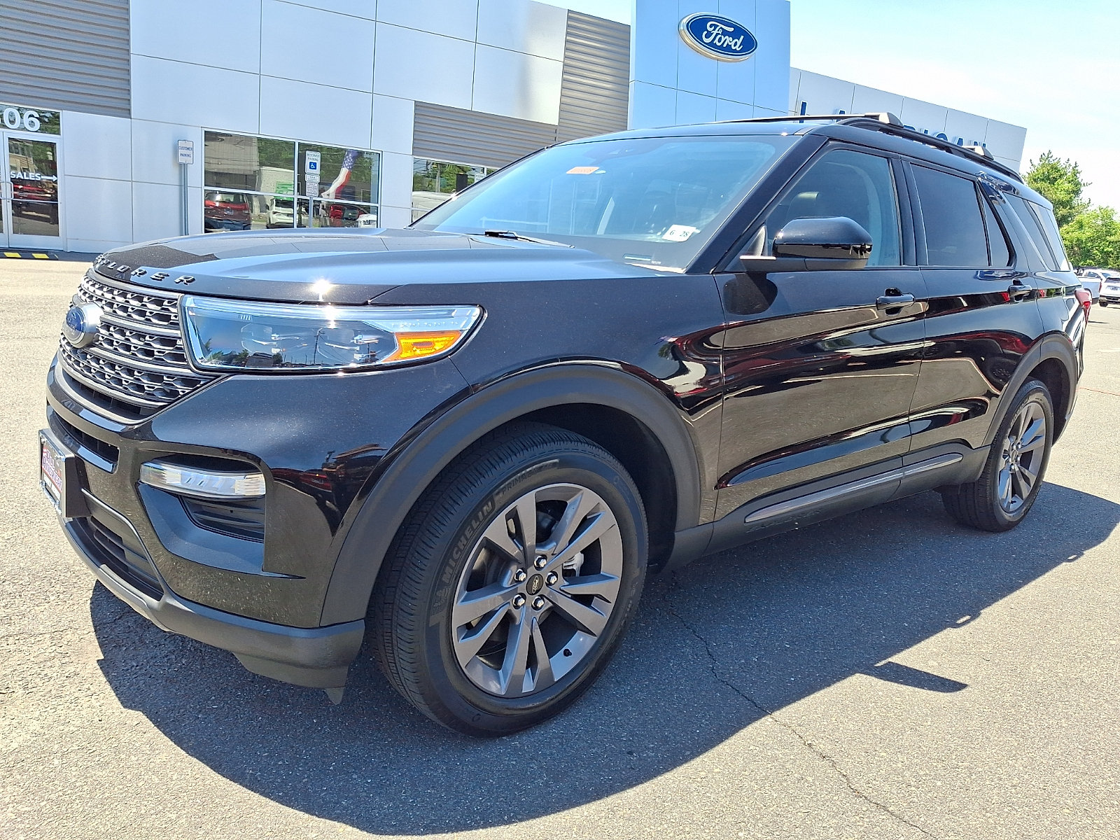 Certified 2023 Ford Explorer XLT w/ Equipment Group 202A AWD/4WD image 5