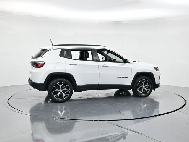 Used 2024 Jeep Compass Latitude image 2