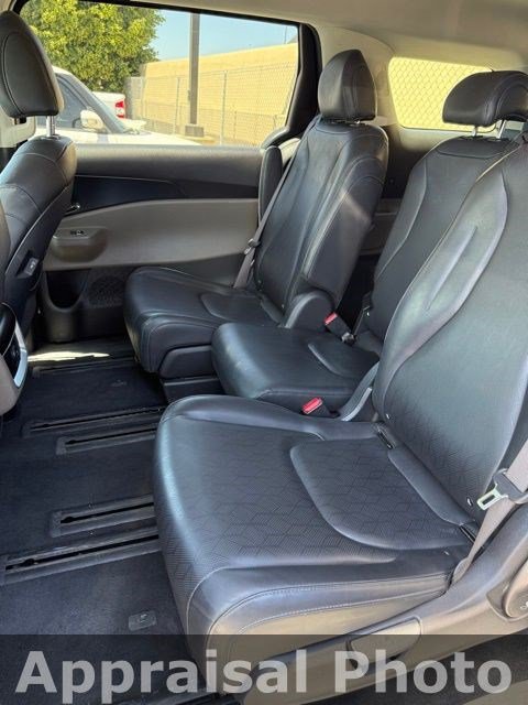 Used 2025 Kia Carnival FWD image 9