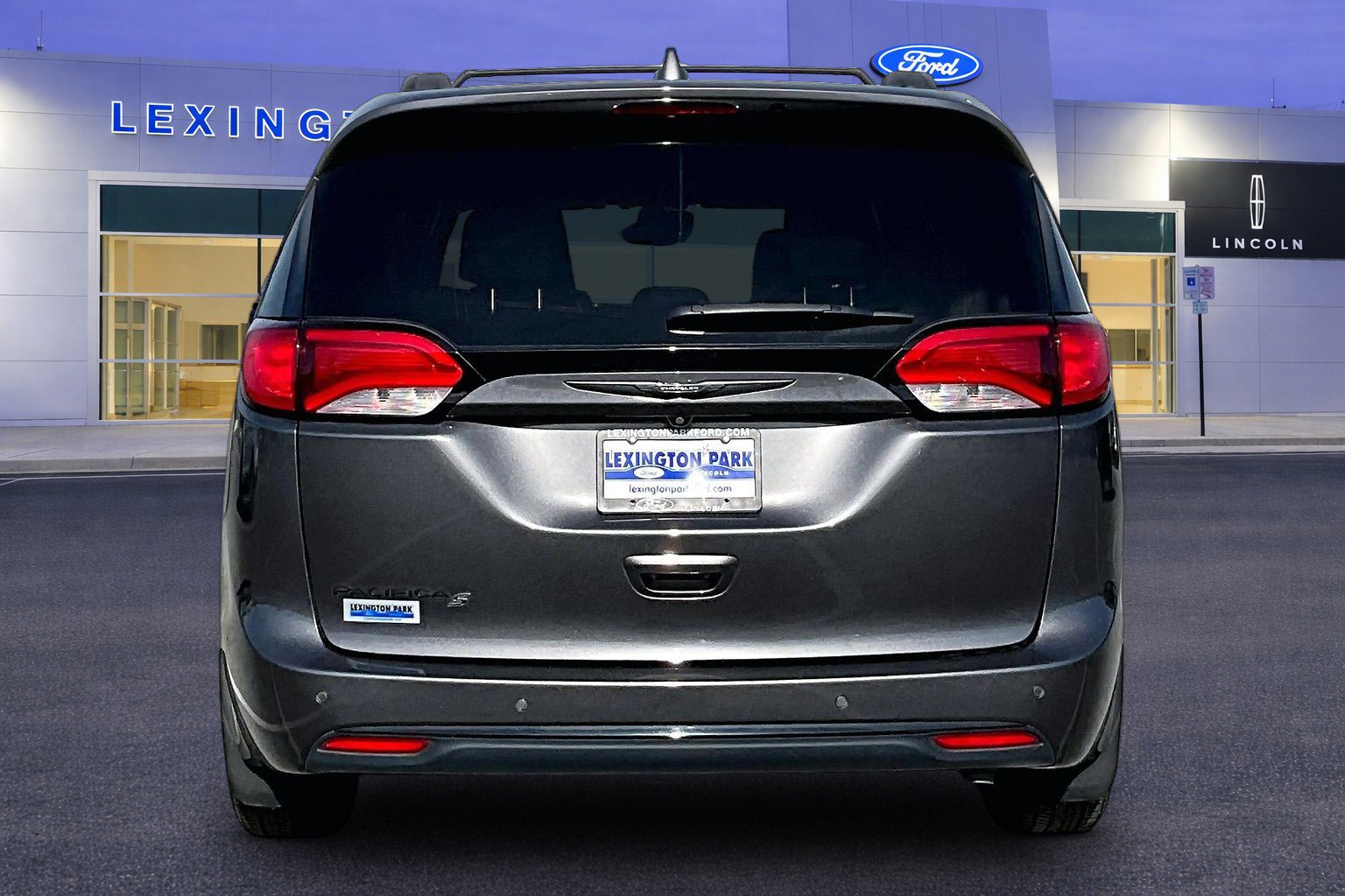 Used 2019 Chrysler Pacifica Touring-L Plus w/ Advanced Safetytec Group FWD image 6