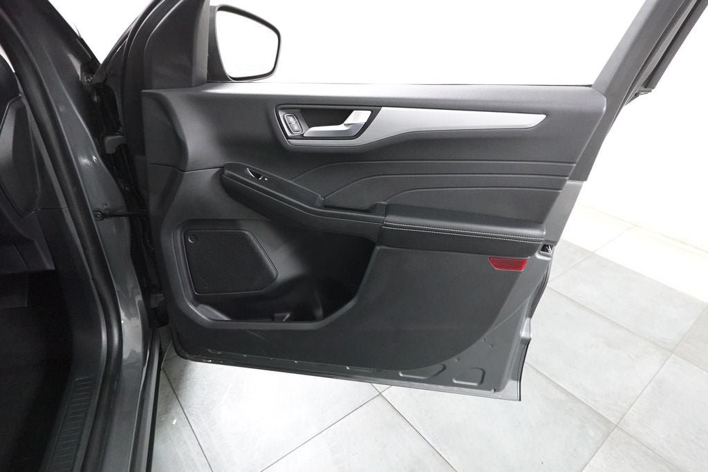 Certified 2025 Ford Escape Platinum AWD/4WD image 32