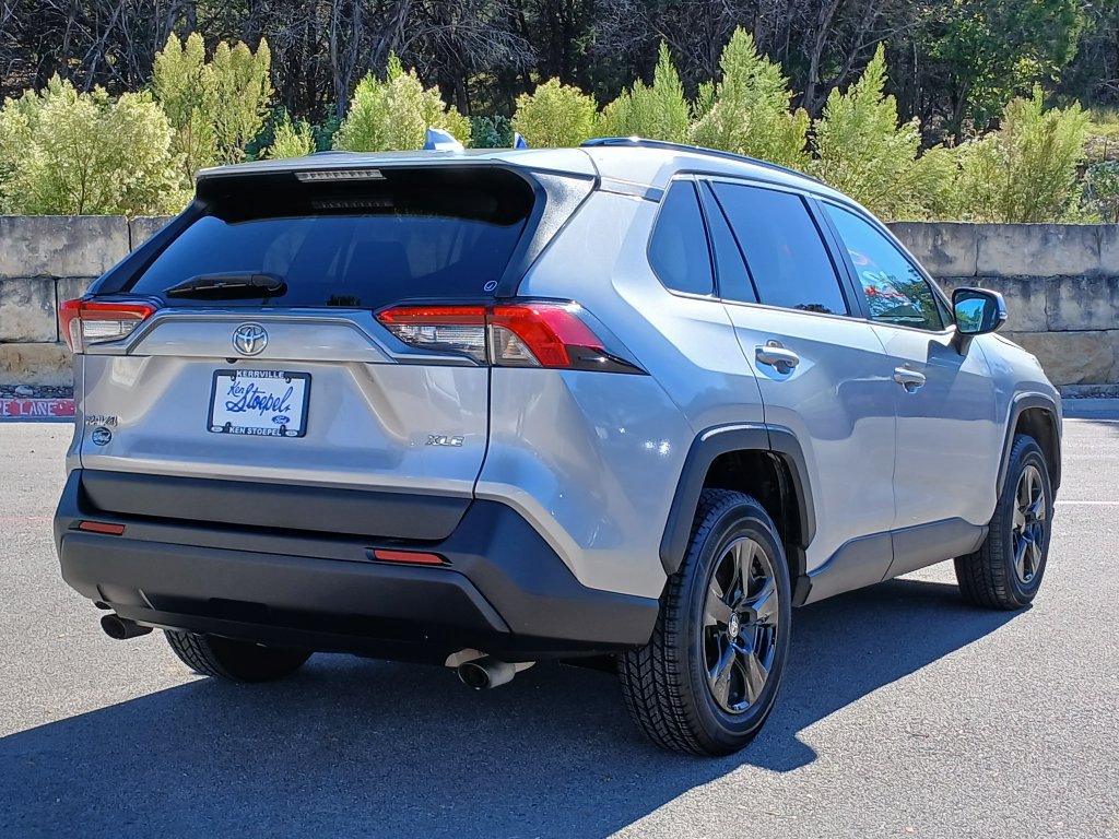 Used 2021 Toyota RAV4 XLE w/ Convenience Package FWD image 3