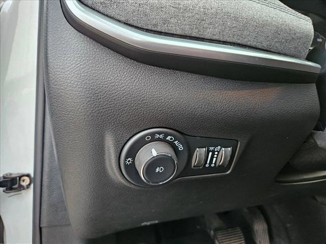 Used 2025 Jeep Compass Latitude image 11