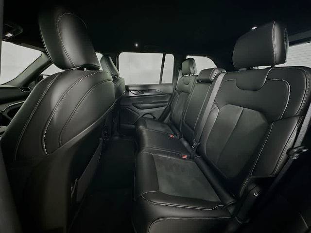 Used 2025 Jeep Grand Cherokee Altitude AWD/4WD image 14