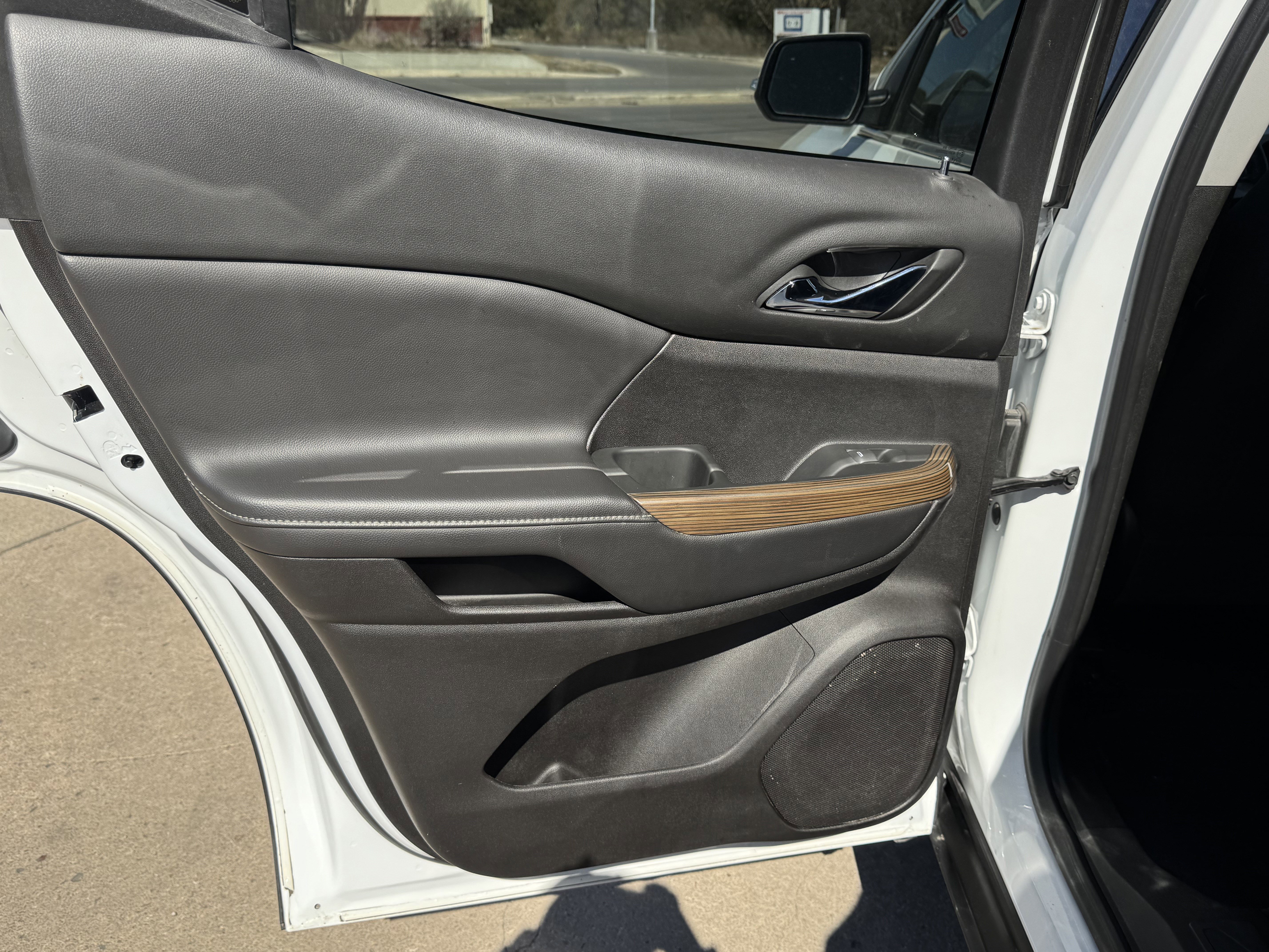 Used 2023 GMC Acadia SLE w/ Driver Convenience Package image 14