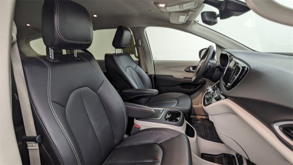 Used 2024 Chrysler Pacifica Touring-L image 38