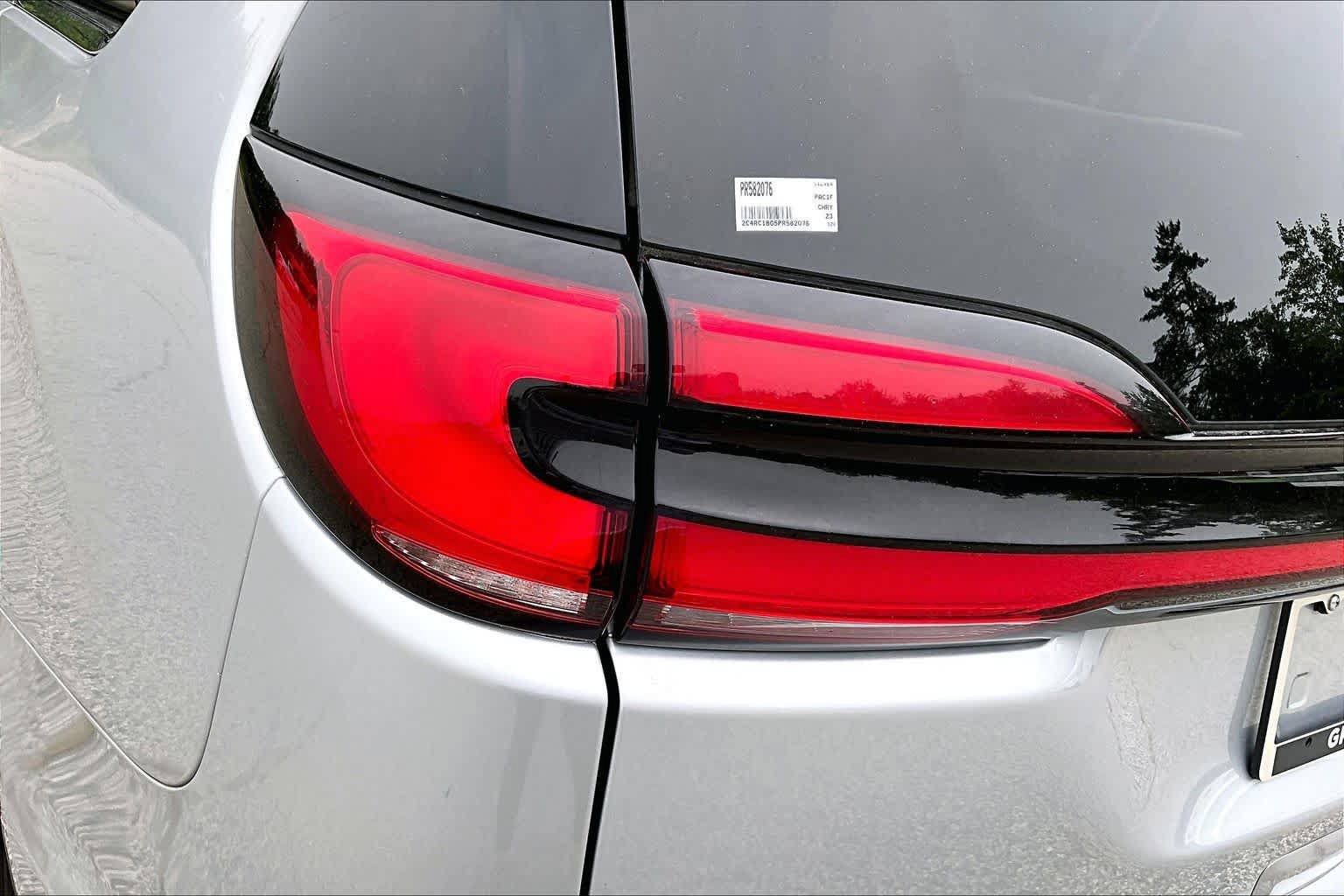 Used 2023 Chrysler Pacifica Touring-L FWD image 28
