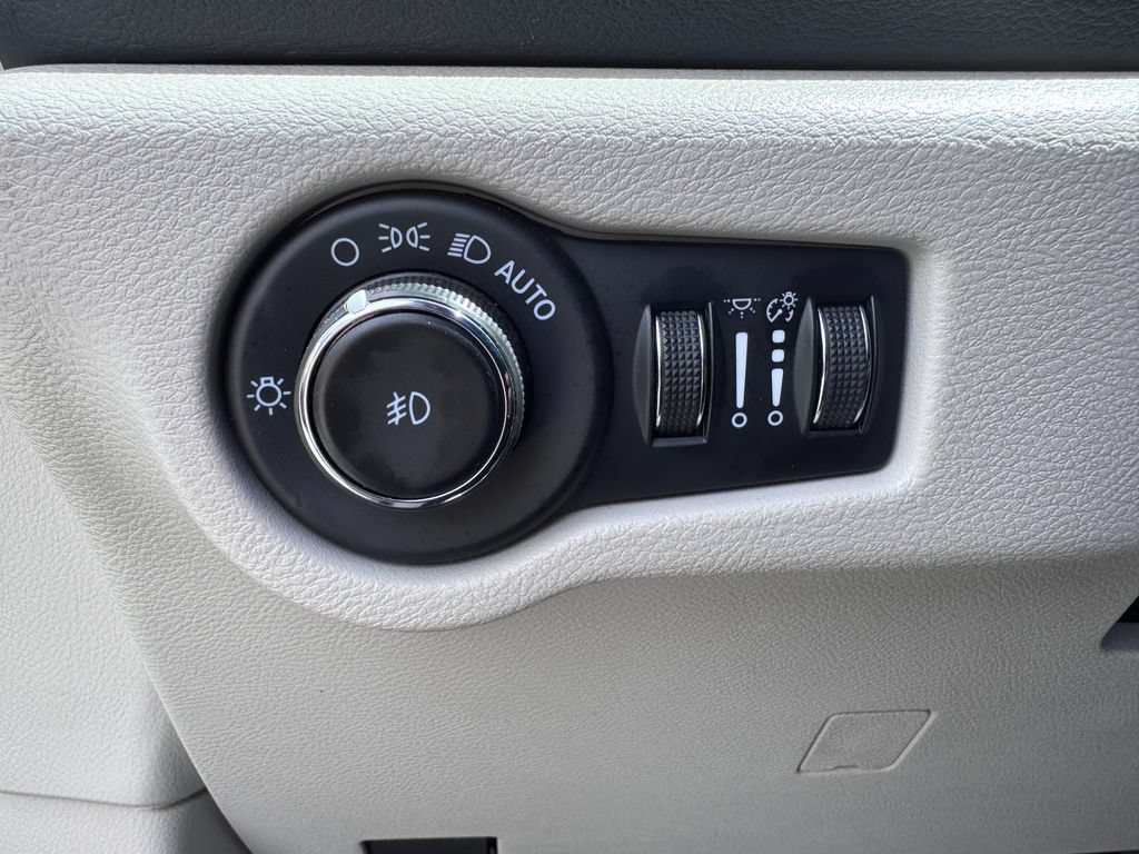 Used 2023 Chrysler Pacifica Touring-L FWD image 31