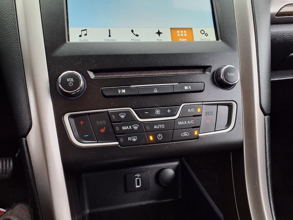 Certified 2018 Ford Fusion SE w/ Fusion SE Technology Package FWD image 13