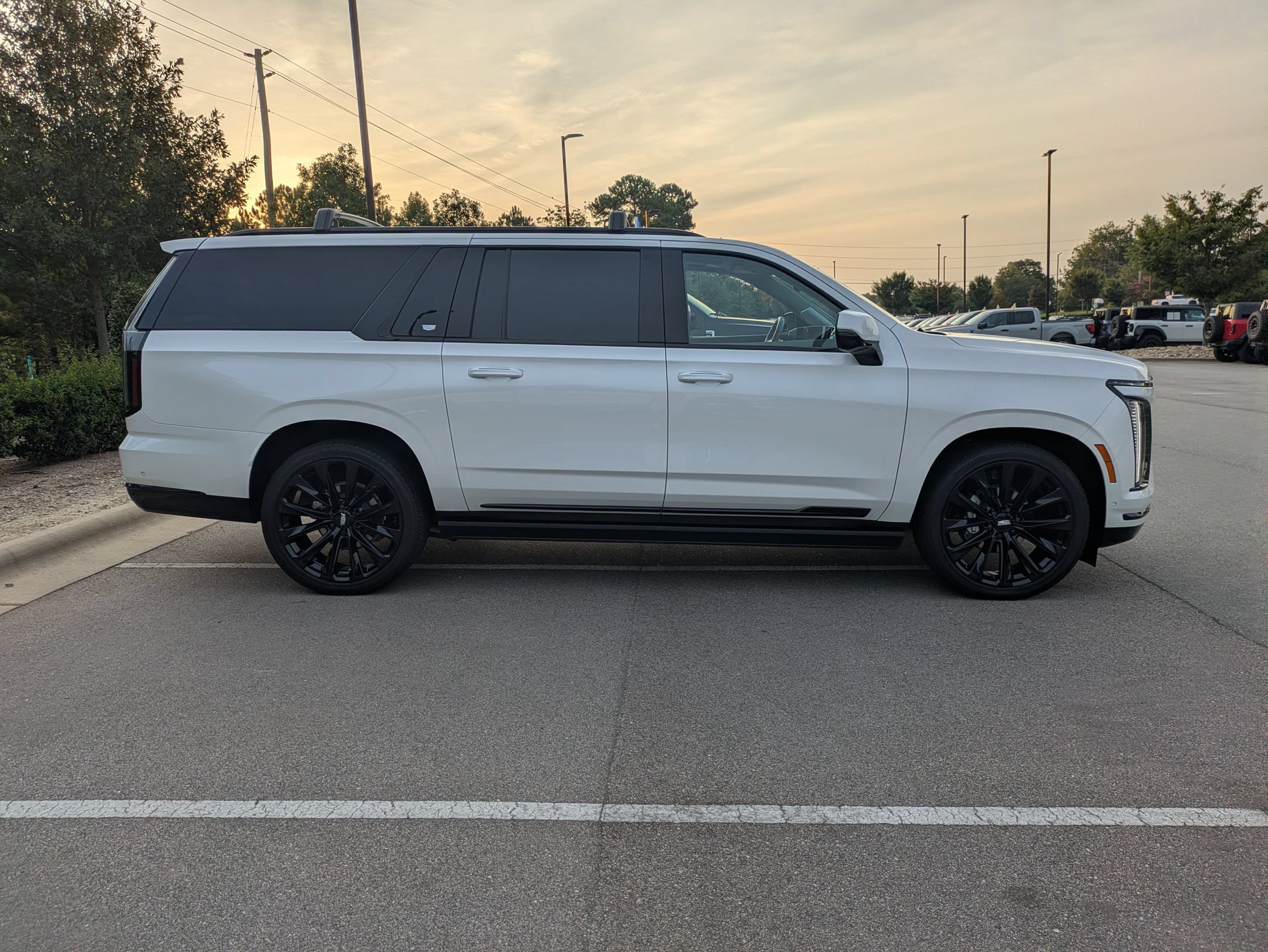 Used 2025 Cadillac Escalade ESV Sport Platinum AWD/4WD image 3