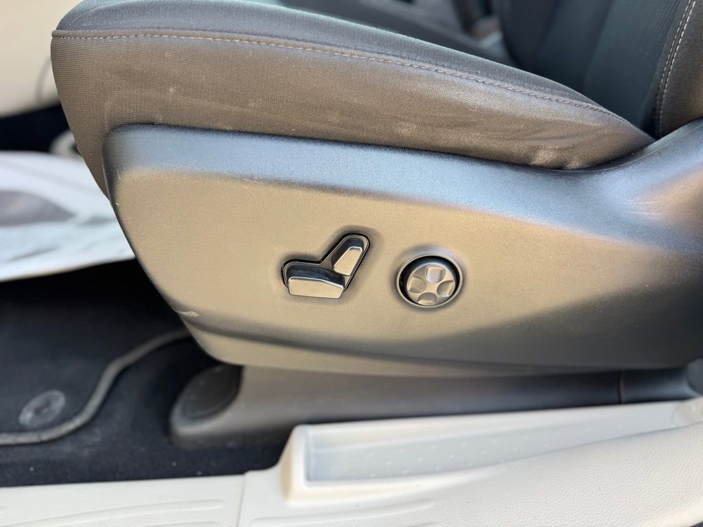Used 2023 Chrysler Voyager LX FWD image 13