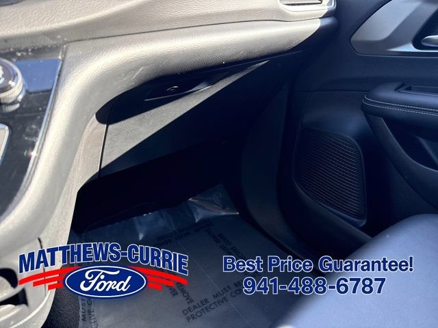 Used 2025 Chrysler Pacifica Select FWD image 24