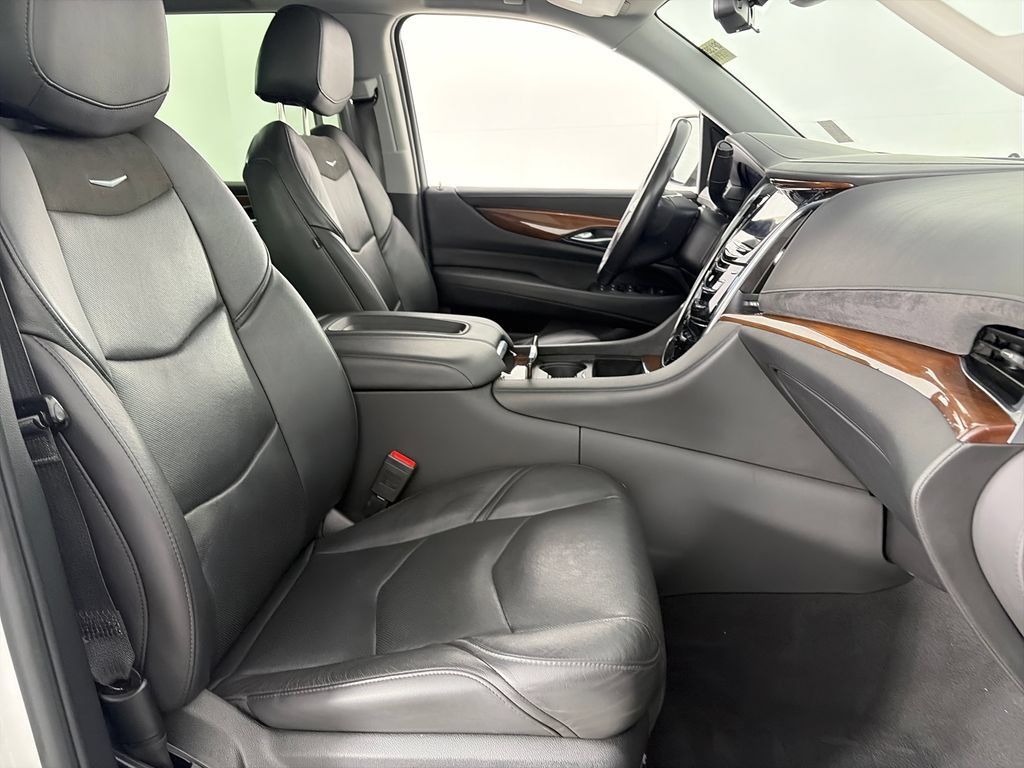 Used 2019 Cadillac Escalade Luxury AWD/4WD image 33